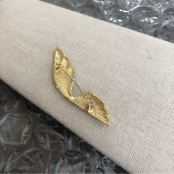 Vintage Gold Tone Brooch - Picture 3 of 3